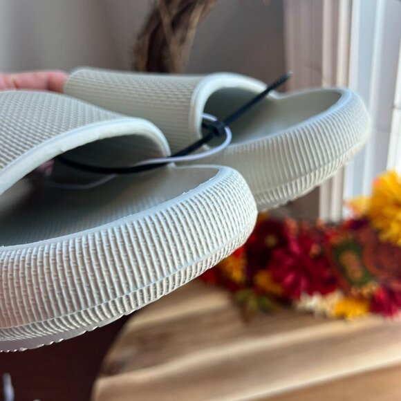 Cushionaire Womens Feather Cloud Pillow Slide Sandal Sz 10US in Light Green - Picture 5 of 5
